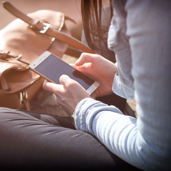 Kolejna fala fałszywych SMS-ów. T-Mobile i Play ostrzegają