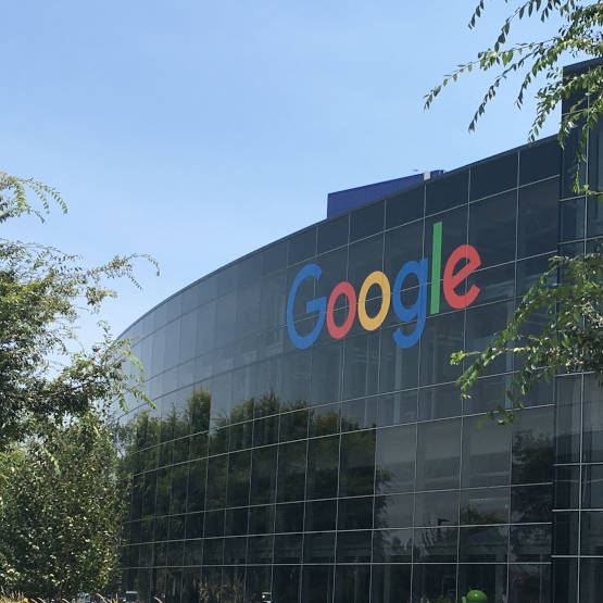 Alphabet Inc. jest już wart ponad 1 bilion USD. Dołączył do wielkiej trójki