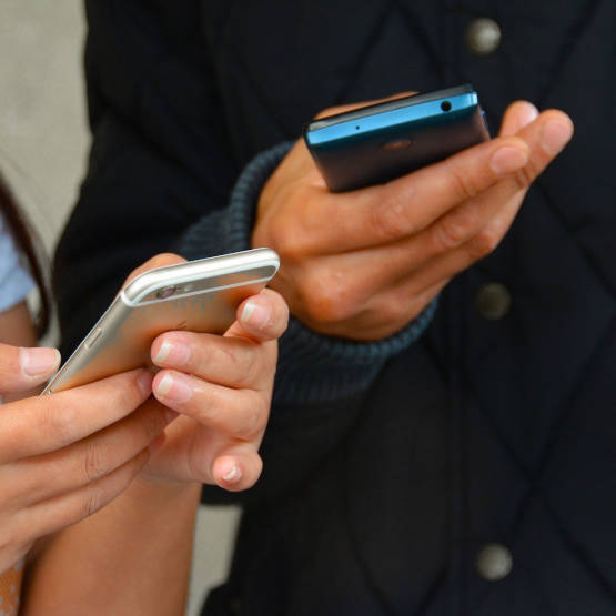 Polacy i ich smartfony: mamy po kilka urządzeń, parę z nich w szufladach