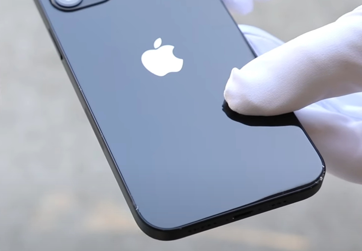 iPhone 12 lepiej znosi upadki od poprzednika. Pomogła ceramiczna ochrona ekranu
