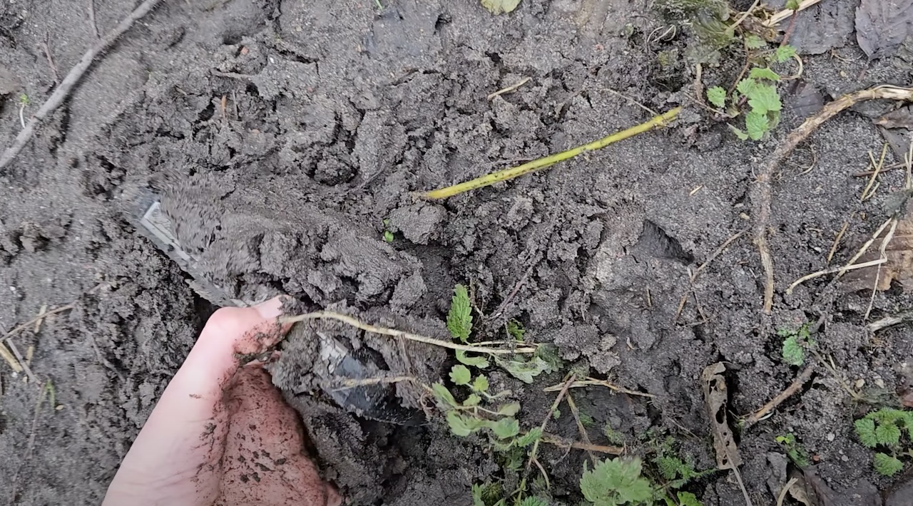 Wrzuciliśmy smartfon w błoto. Ulefone Armor 24 – test