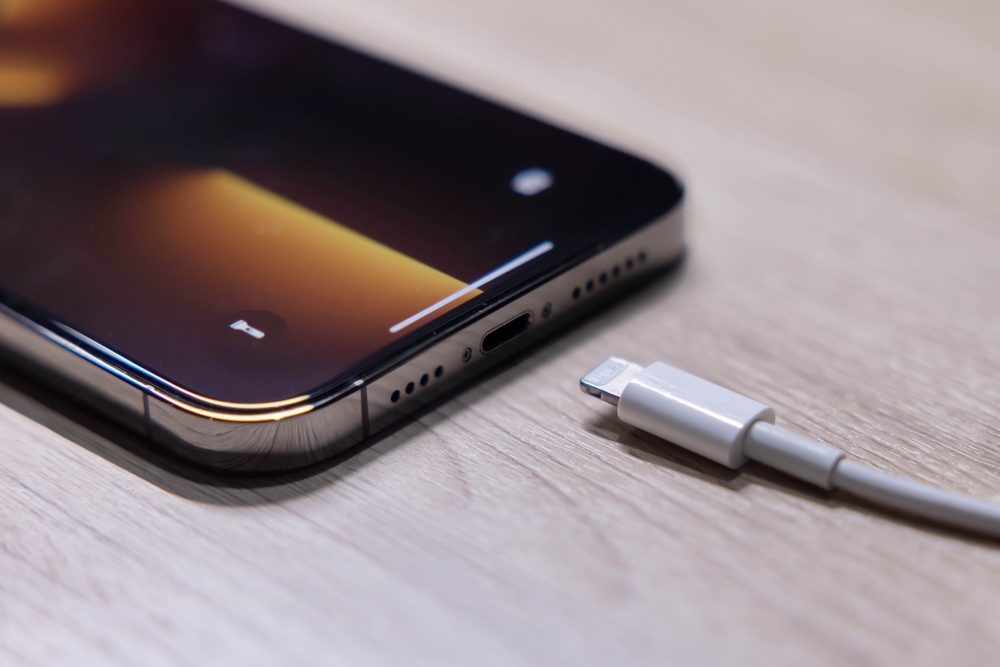 Ładujesz tak telefon? Zapomnij. Idzie przyszłość
