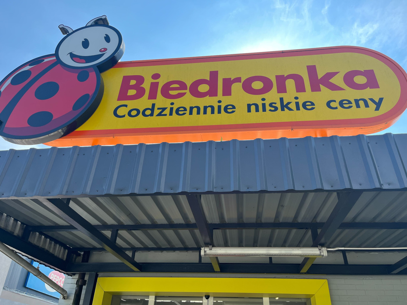 Biedronka z mega promocją. Chodzi o telewizory za 1 zł