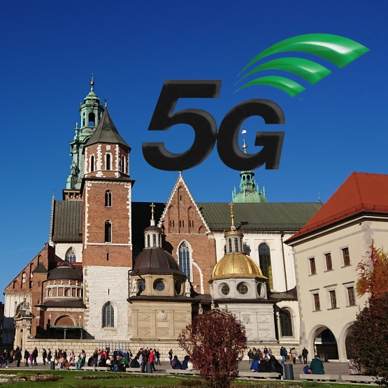 W Krakowie ruszyło burzenie "masztów 5G". Akcja zatrzymana przez Policję