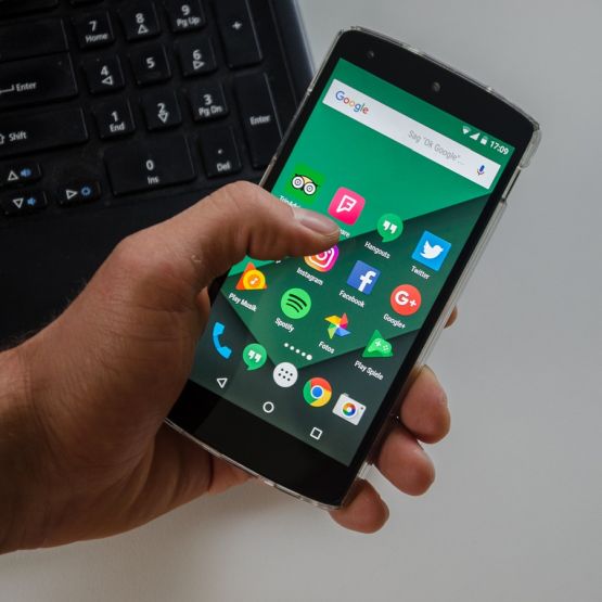 Baner reklamowy, a pod nim ukryte wideo. Tak oszuści wysysają energię i pakiet danych ze smartfonów z Androidem