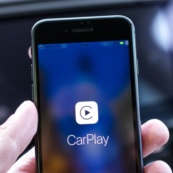 BMW każe płacić 80 dolarów za roczną subskrypcję Apple CarPlay, choć inni dają ją za darmo