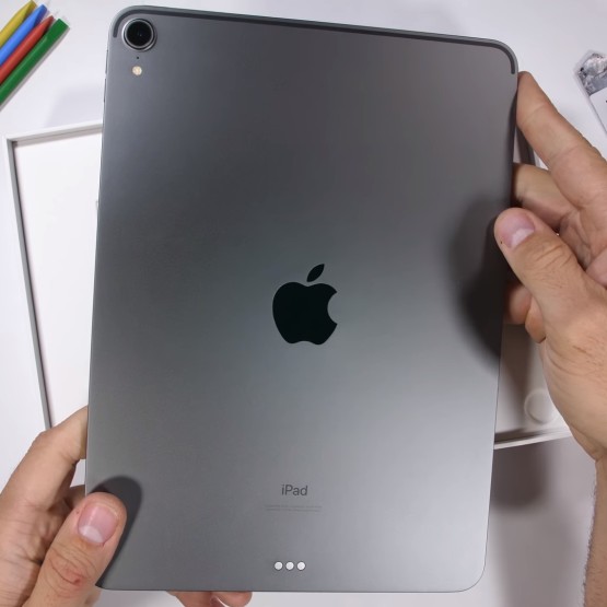 Oto jak łamie się iPad Pro 2018. Nowy tablet Apple'a nie miał żadnych szans w starciu z Zackiem
