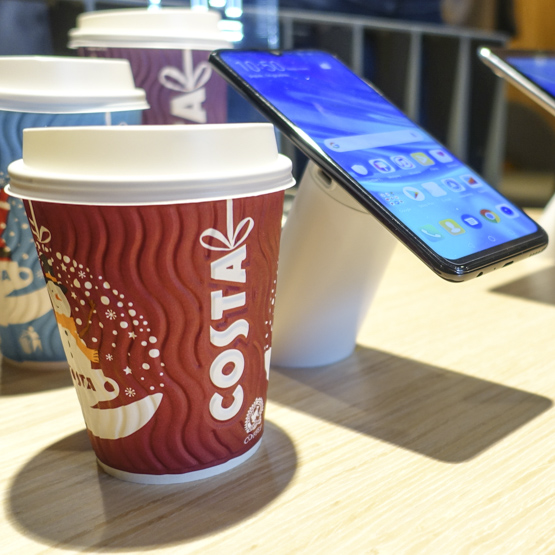 Huawei prezentuje w Polsce smartfon P Smart 2019 oraz zapowiada współpracę z Costa Coffee