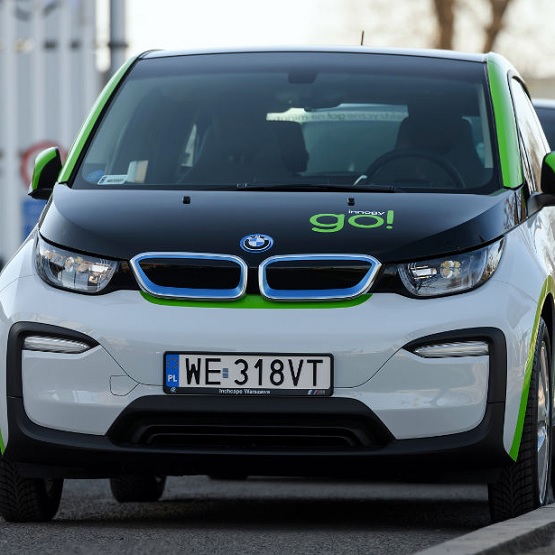Przy oddziałach ZUS powstaną stacje do ładowania elektrycznych aut