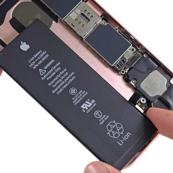 Apple w 2018 roku wymieniło 11 mln baterii w iPhone'ach. To jedna z przyczyn spadku sprzedaży smartfonów z iOS