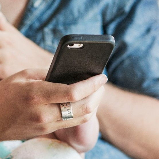 Internet mobilny jest kobietą: panie kupują ze smartfonem, panowie wolą komputer