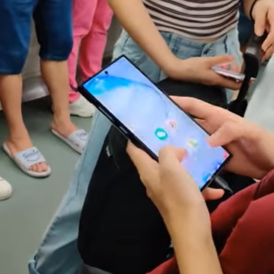 Samsung Galaxy Note10 uchwycony na wideo. W metrze