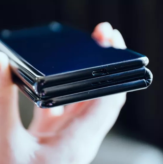 TCL pokazuje smartfon z ekranem składanym w dwóch miejscach