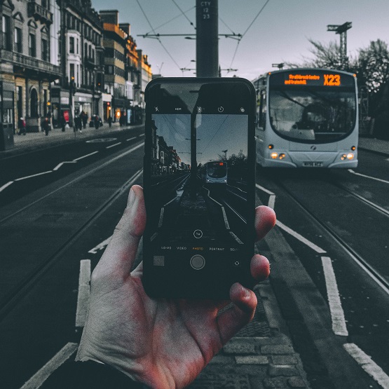 Koronawirus: Nie wyciągaj telefonu w autobusie