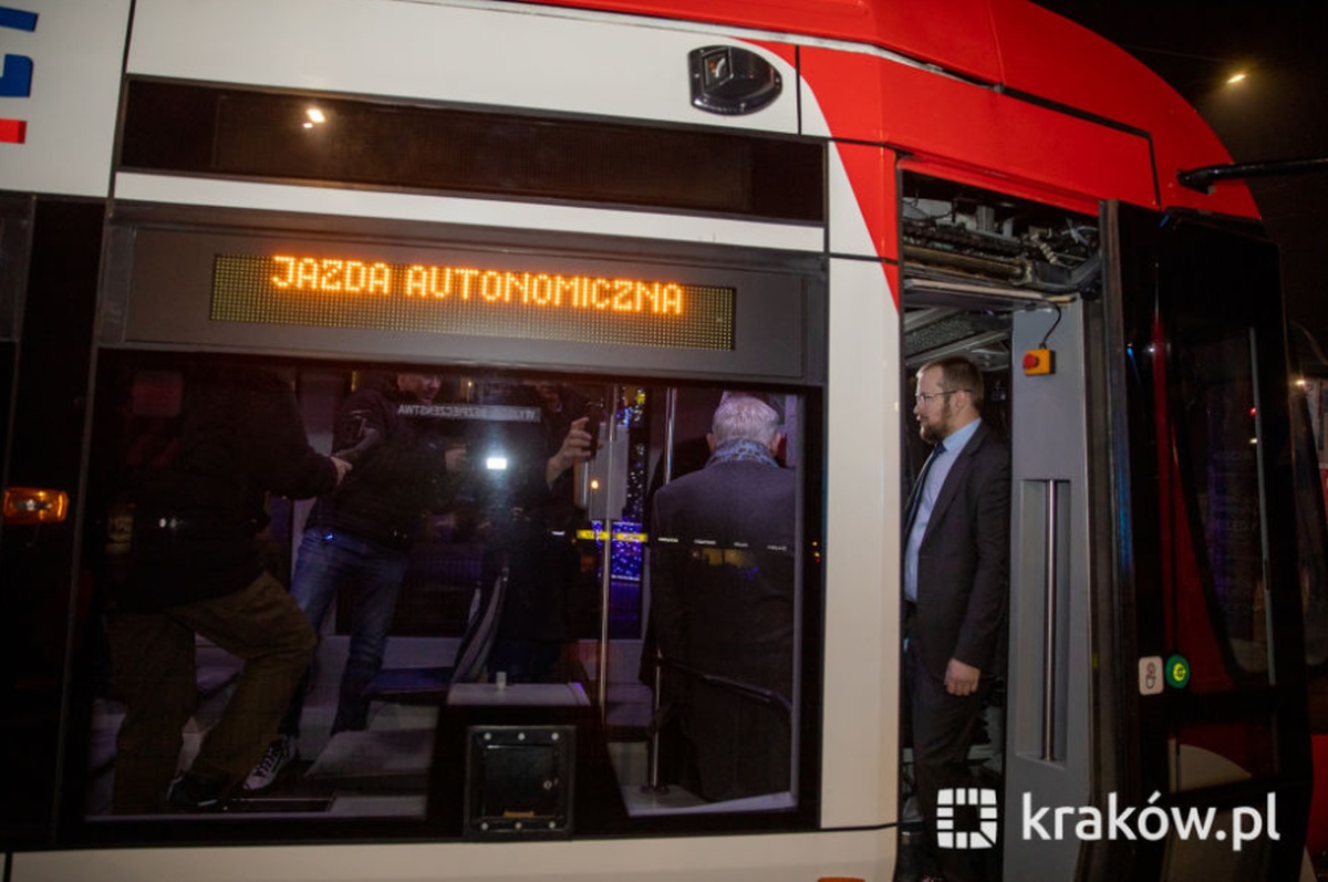 Kraków autonomiczny tramwaj bok