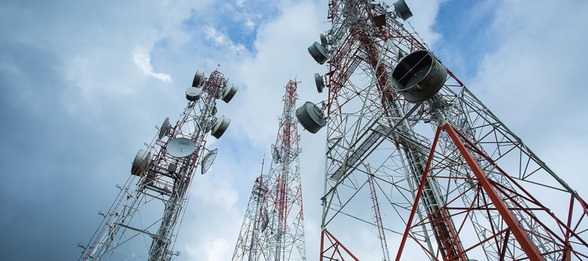Urząd Komunikacji Elektronicznej ogłosił konsultacje dotyczące związanego przyszłego wykorzystania pasma 26 GHz (24,25-27,5 GHz) oraz innych pasm milimetrowych na potrzeby 5G. UKE sformułował listę 20 pytań w tej sprawie. 