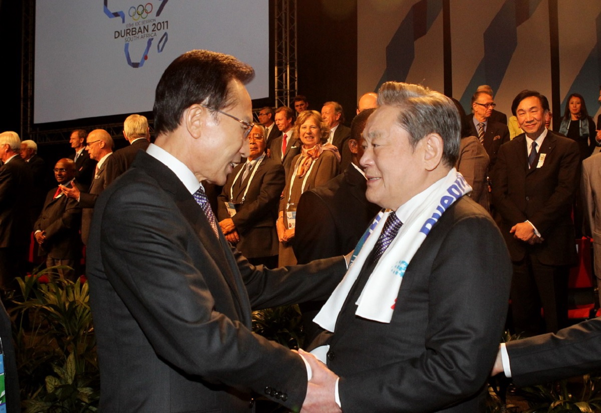 Lee Kun-hee wraz z prezydentem Lee Myung-bakiem