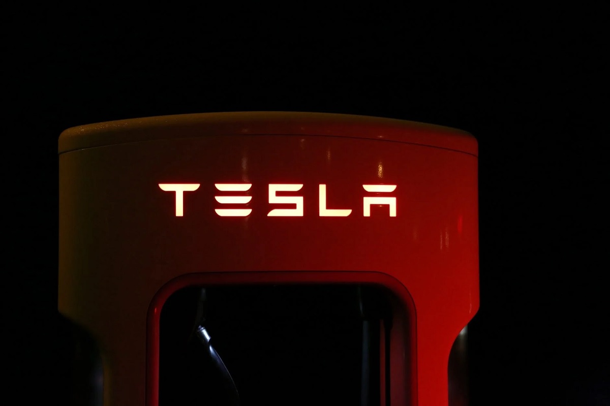 Tesla Elon Musk sprzedaje udziały bo Twitter mu kazał