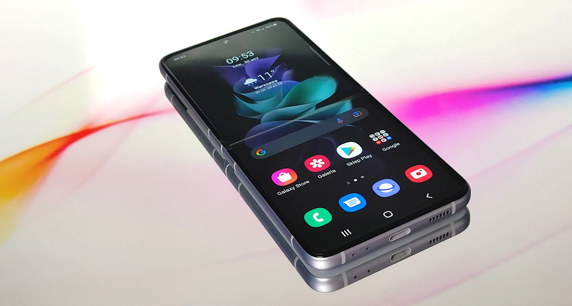 Zobacz, jak telefon składany Samsung Galaxy Z Flip3 5G prezentuje się po rozłożeniu ekranu.