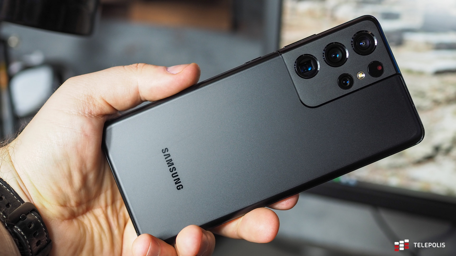 Smartfon Samsung Galaxy S21 Ultra 5G – widok na elegancką tylną obudowę i aparat z czterema obiektywami.