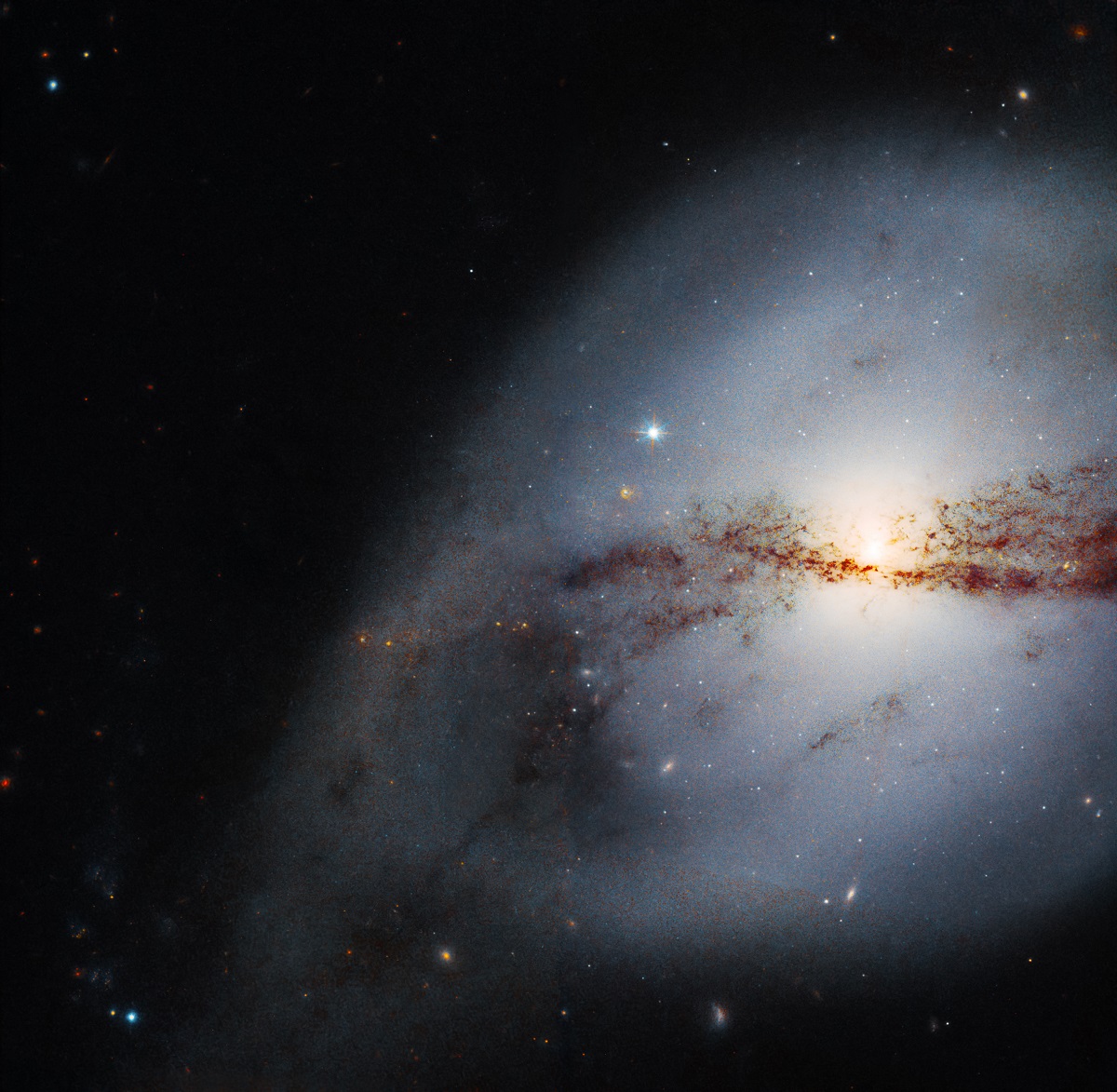 Powykręcana galaktyka w obiektywie Hubble'a