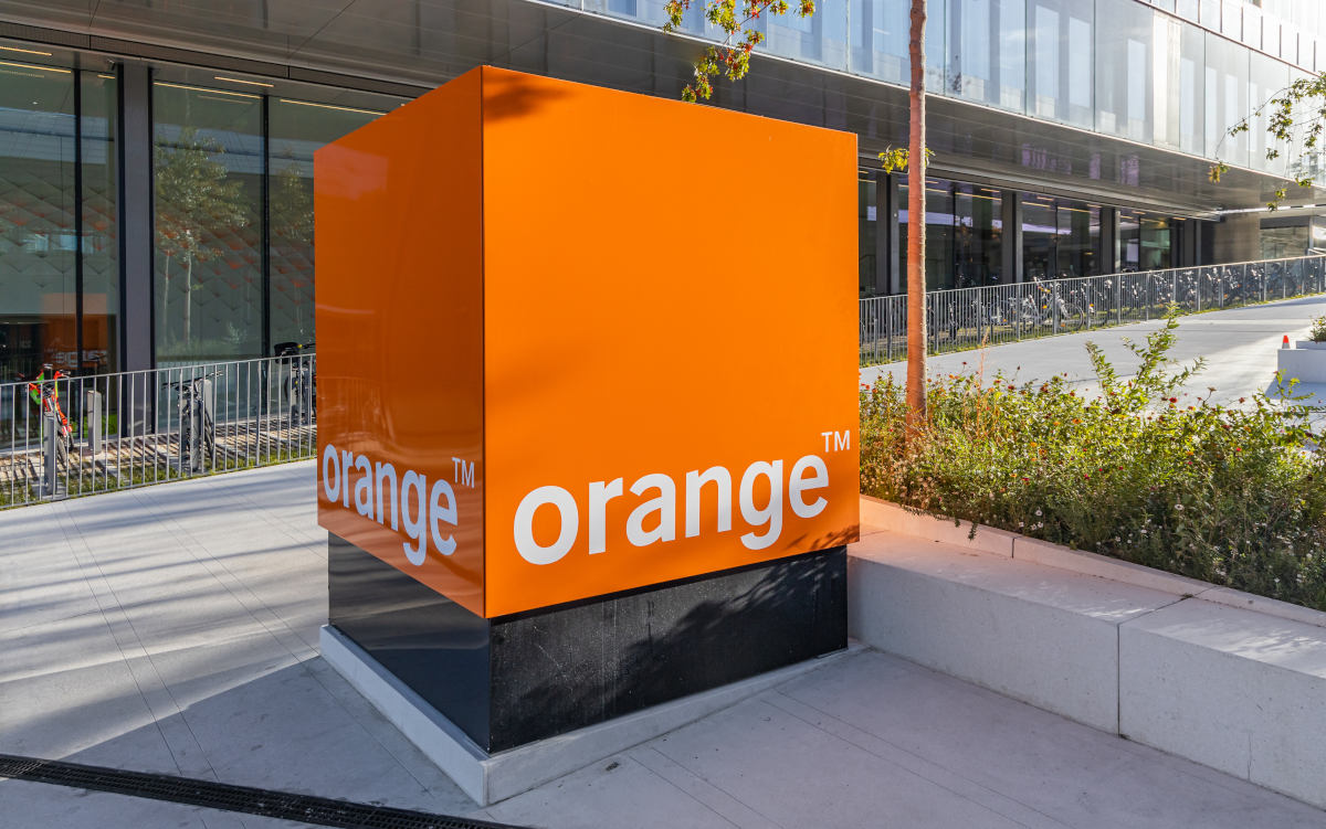 Logo Orange przed biurem operatora