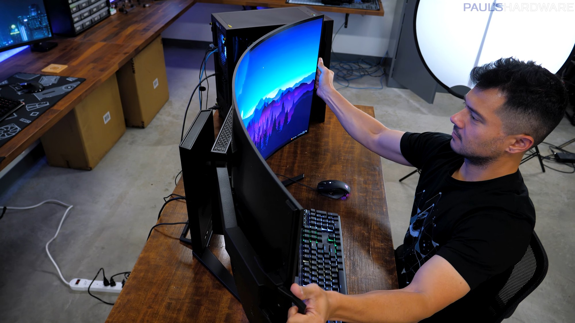 Corsair Xeneon Flex to wyjątkowy, zginany monitor OLED dla graczy