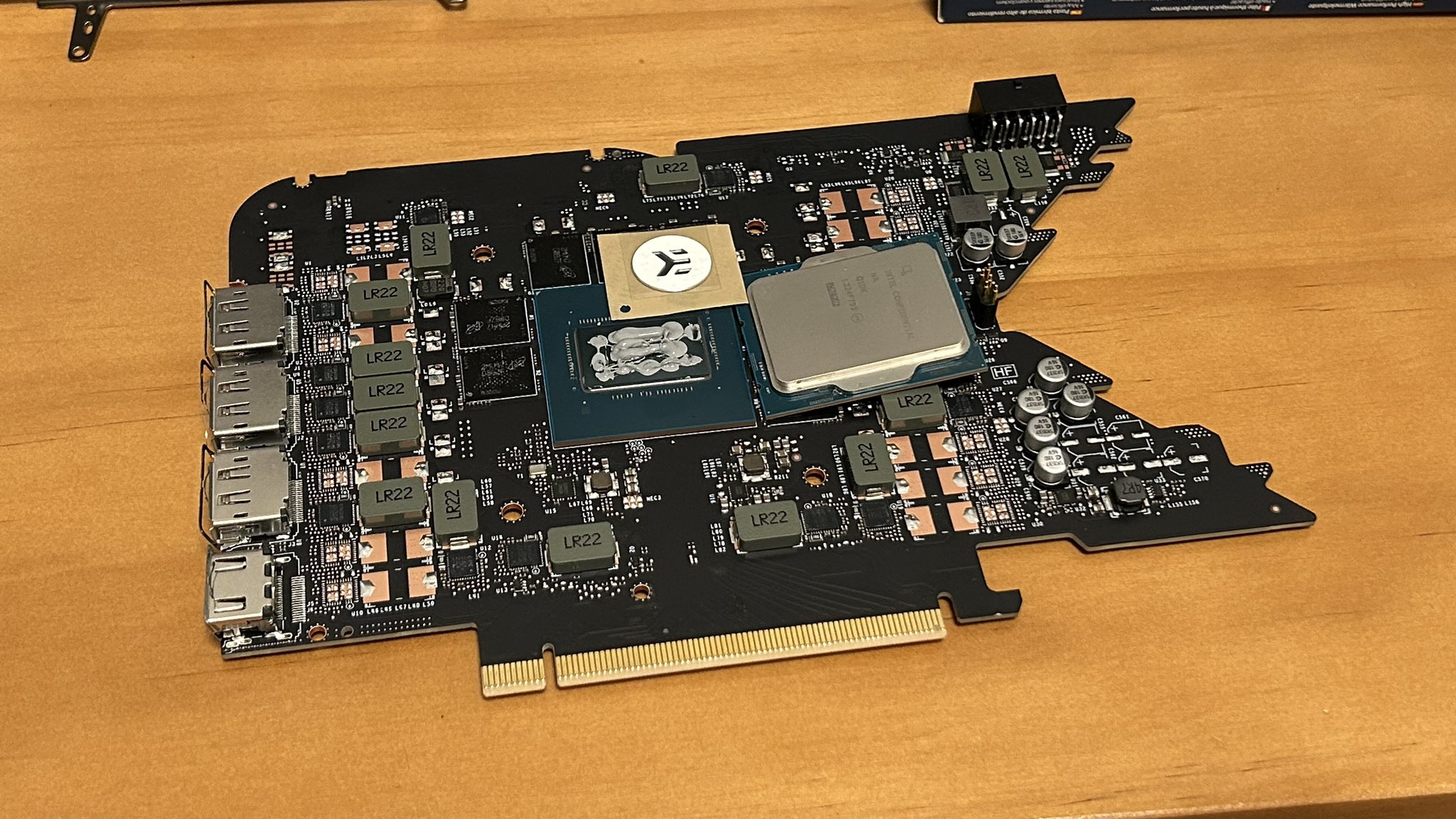 Tak wygląda laminat karty GeForce RTX 4080. Jest biednie