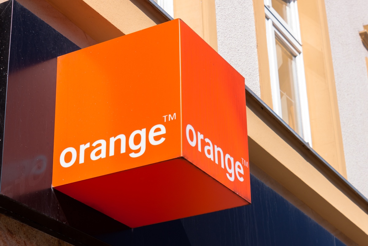 Atak na klientów Orange Polska, w tle karty SIM