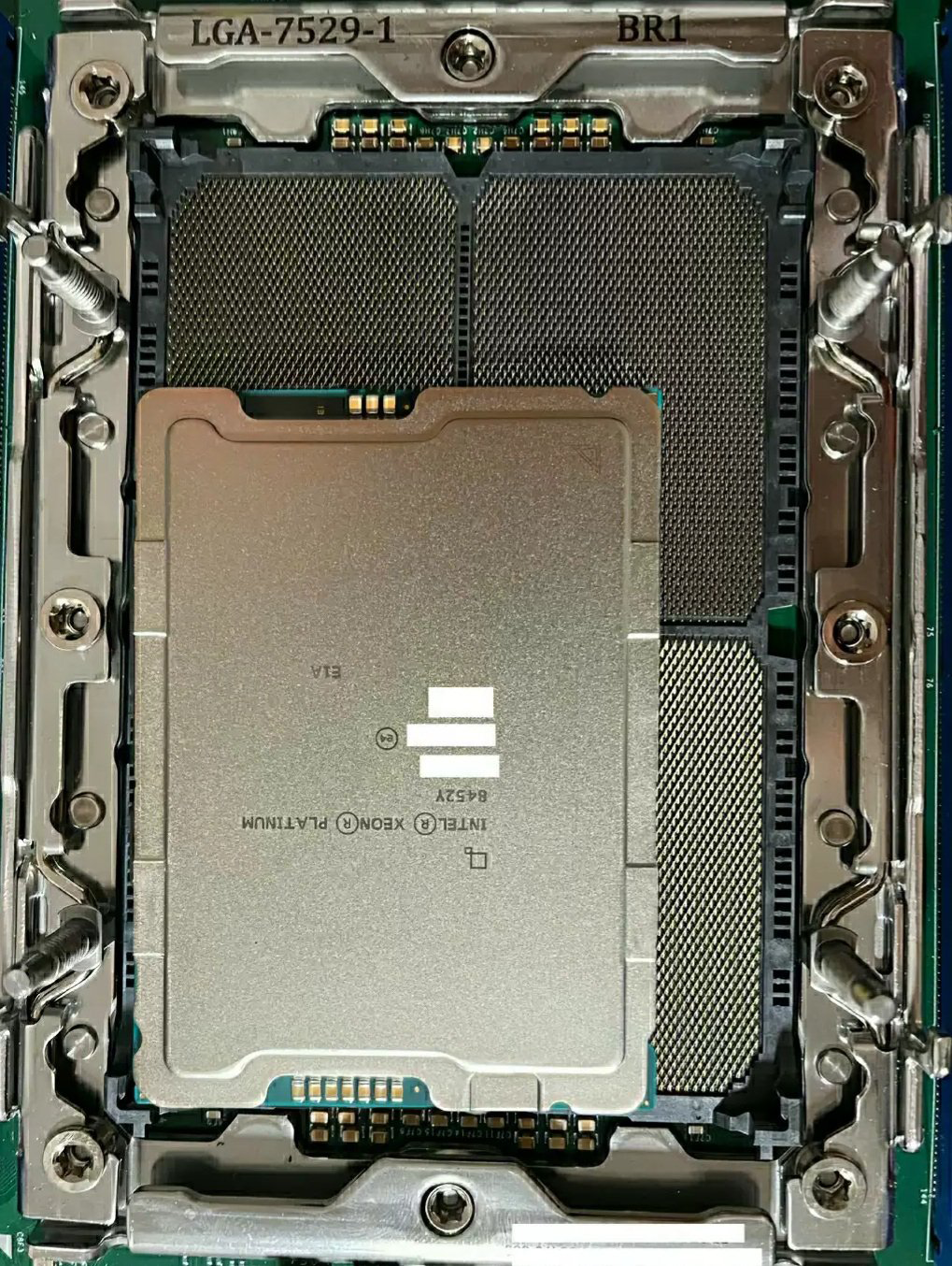 Intel z kompleksami? AMD nadal ma większego