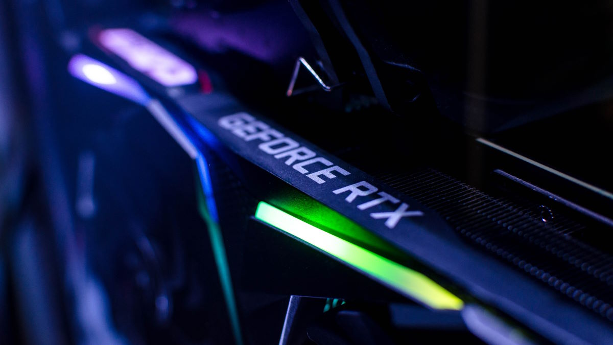 Tania karta graficzna NVIDIA GeForce RTX 4060 pozuje do zdjęć