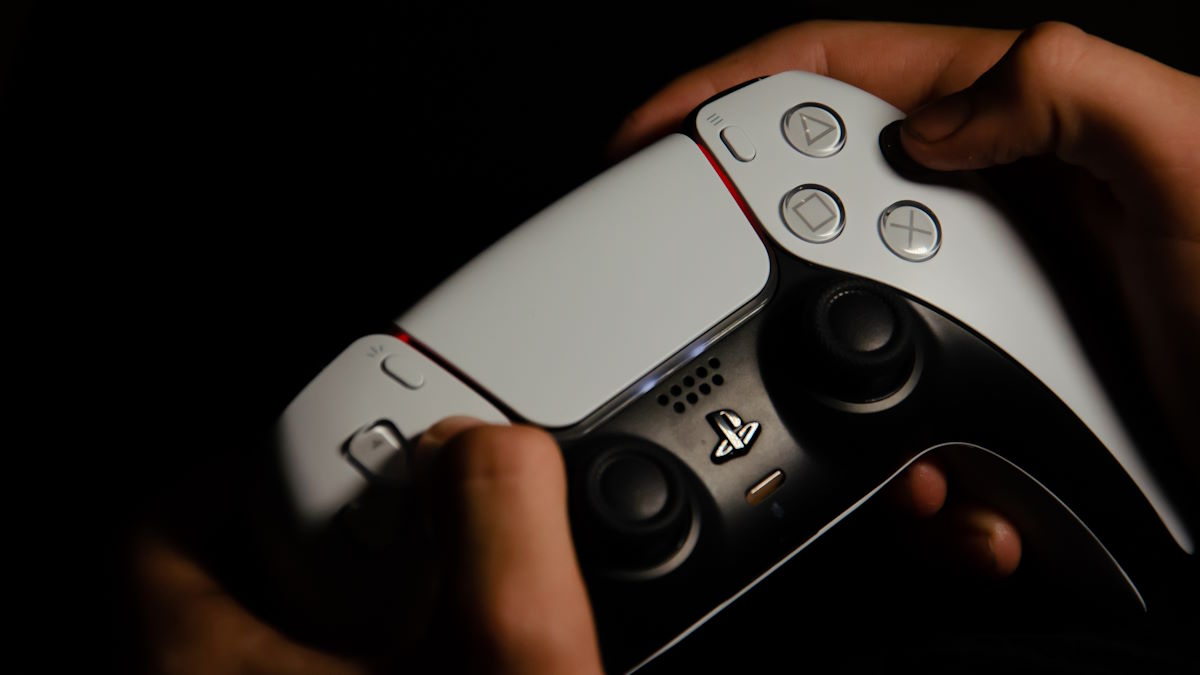 Posiadacze PlayStation 5 wydają więcej kasy, ale nie na gry