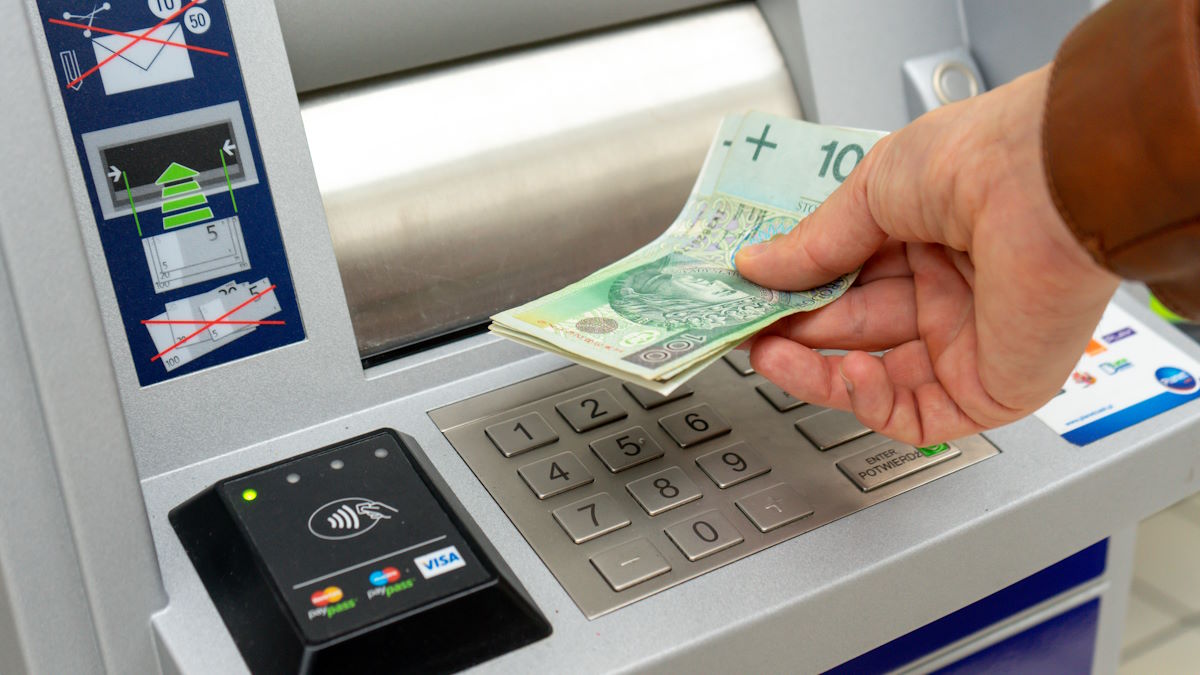 Polacy przy bankomacie ciągle się na to łapią. Finał jest tragiczny