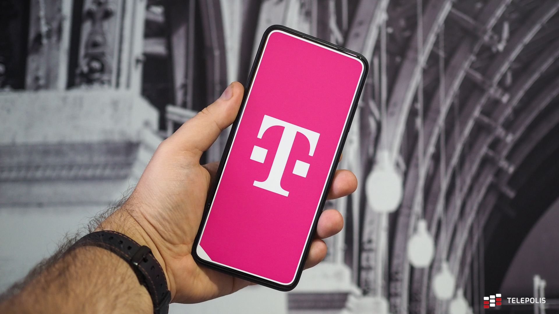 T-Mobile ruszył ze sprzedażą nowych T Phone'ów