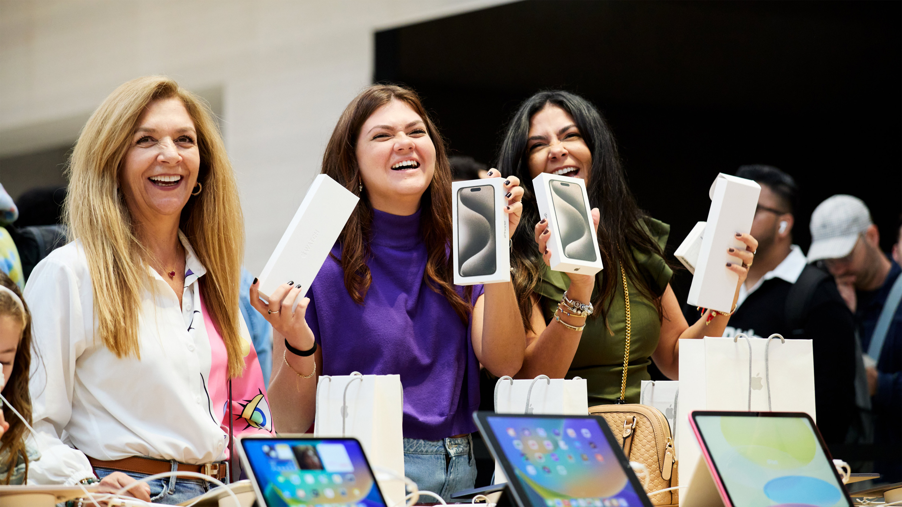 Klienci kupują nowe iPhone'y w Nowym Jorku