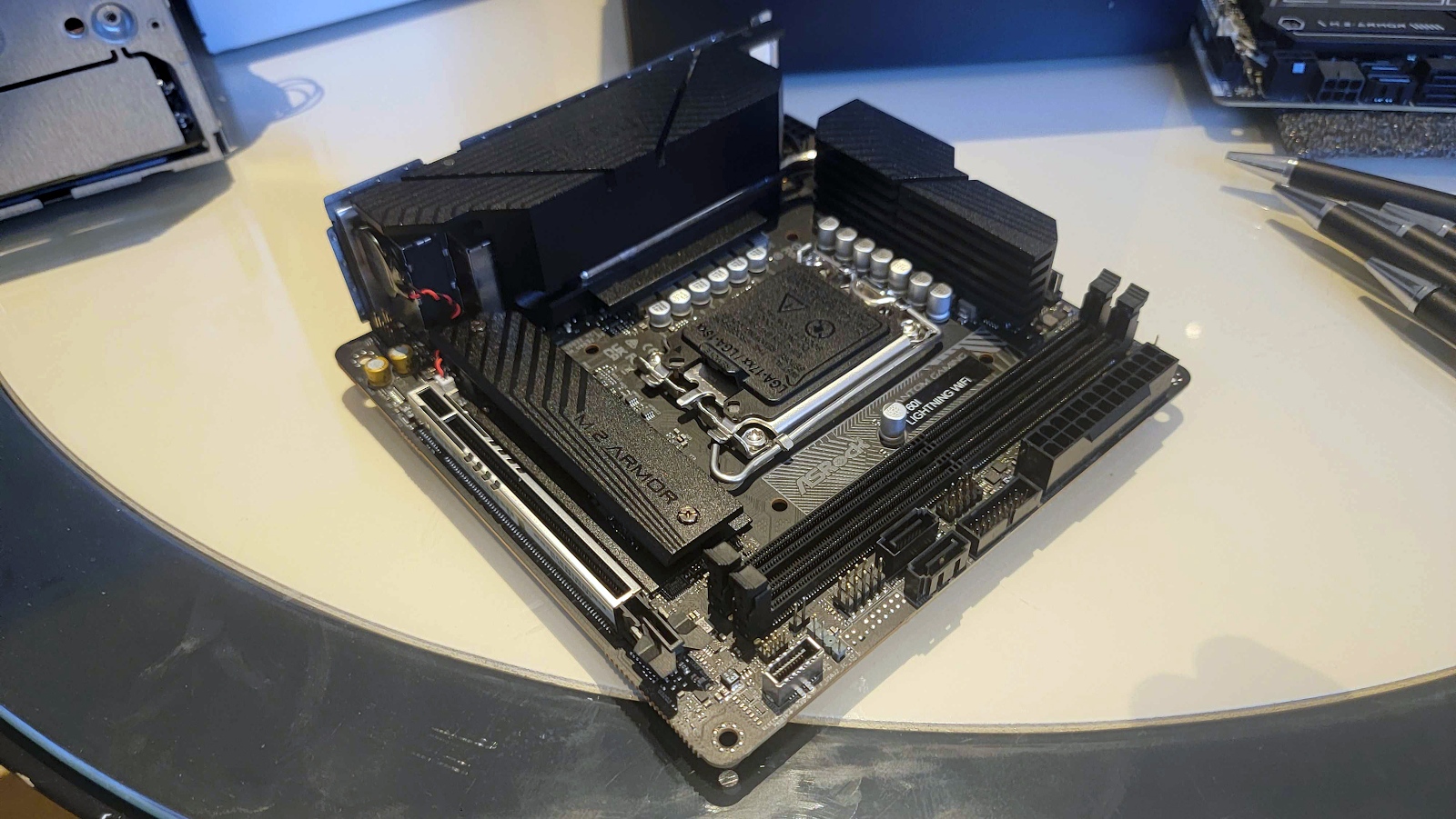 Ta miniaturowa płyta główna obsłuży flagowe procesory