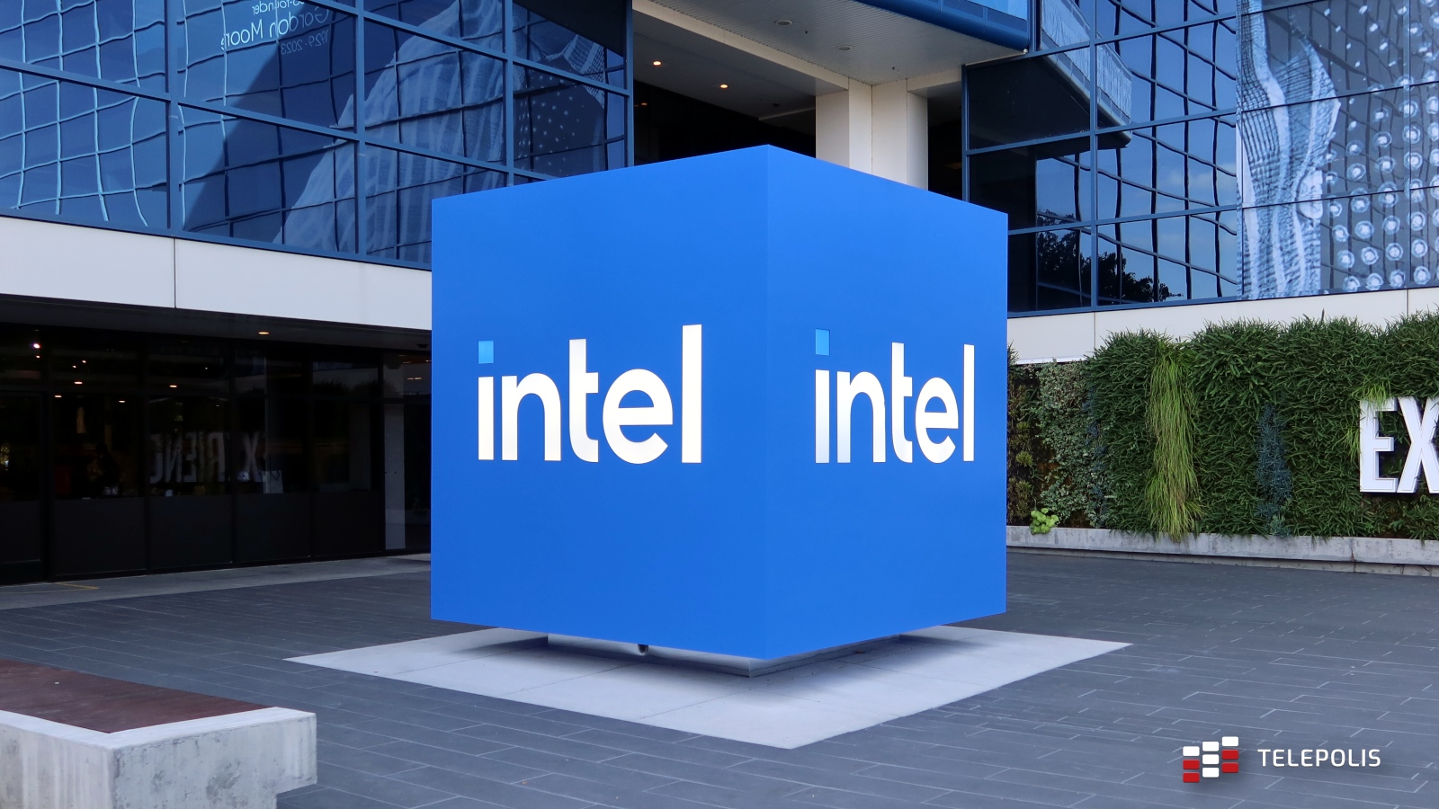 Intel stracił 7 miliardów dolarów w 2023 roku