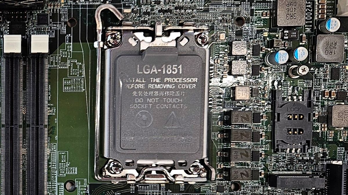 Tak wygląda Intel LGA 1851 z bliska. Premiera w tym roku