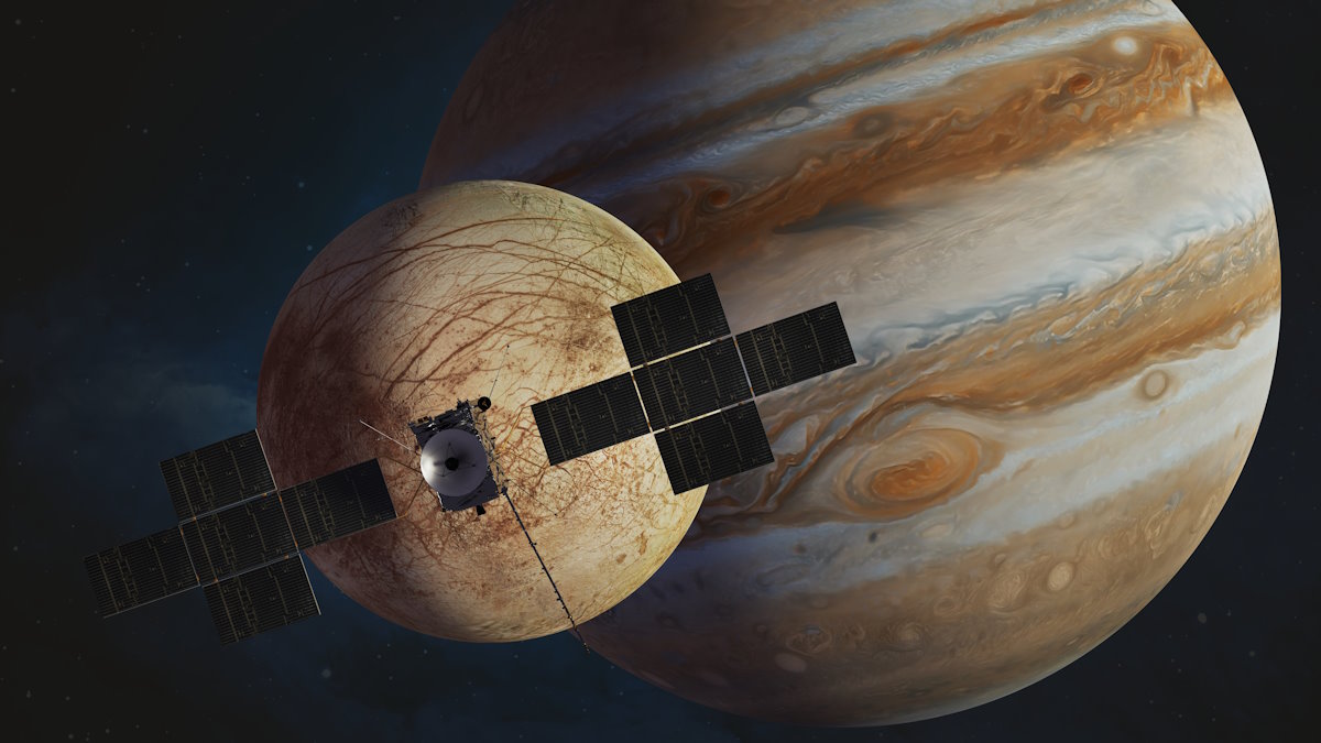 Impresionantes imágenes de la luna de Júpiter.  Un detalle llama la atención.