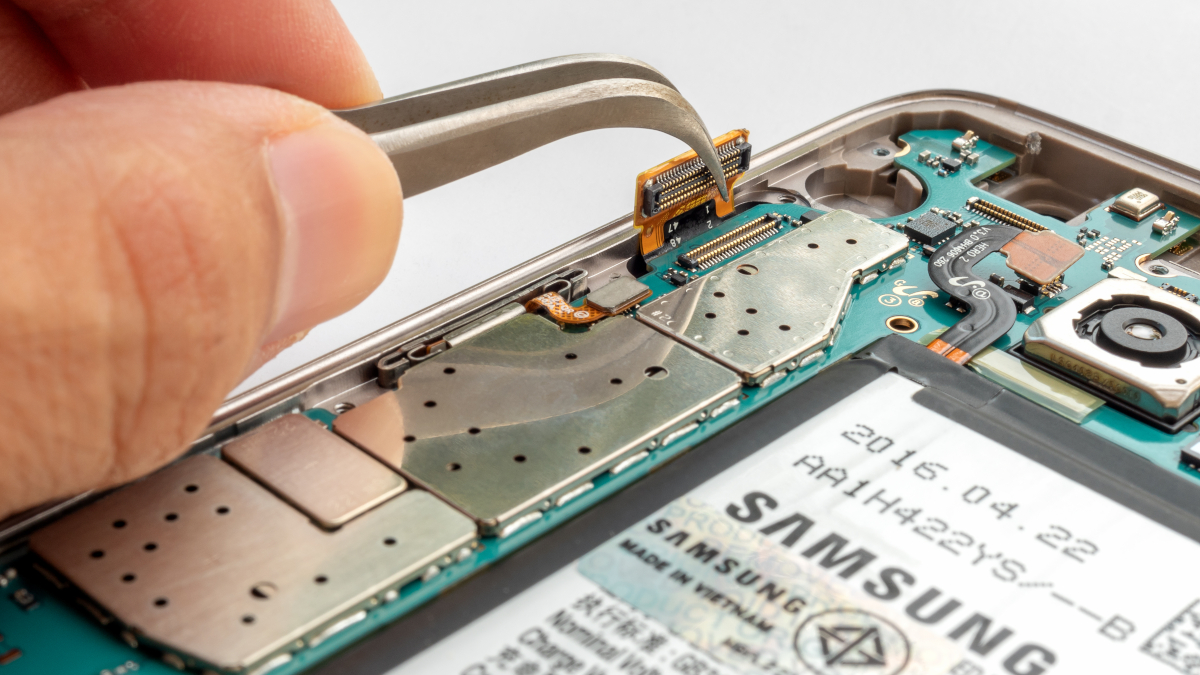 Samsung celowo utrudnia naprawy? Firma skrytykowana przez partnera