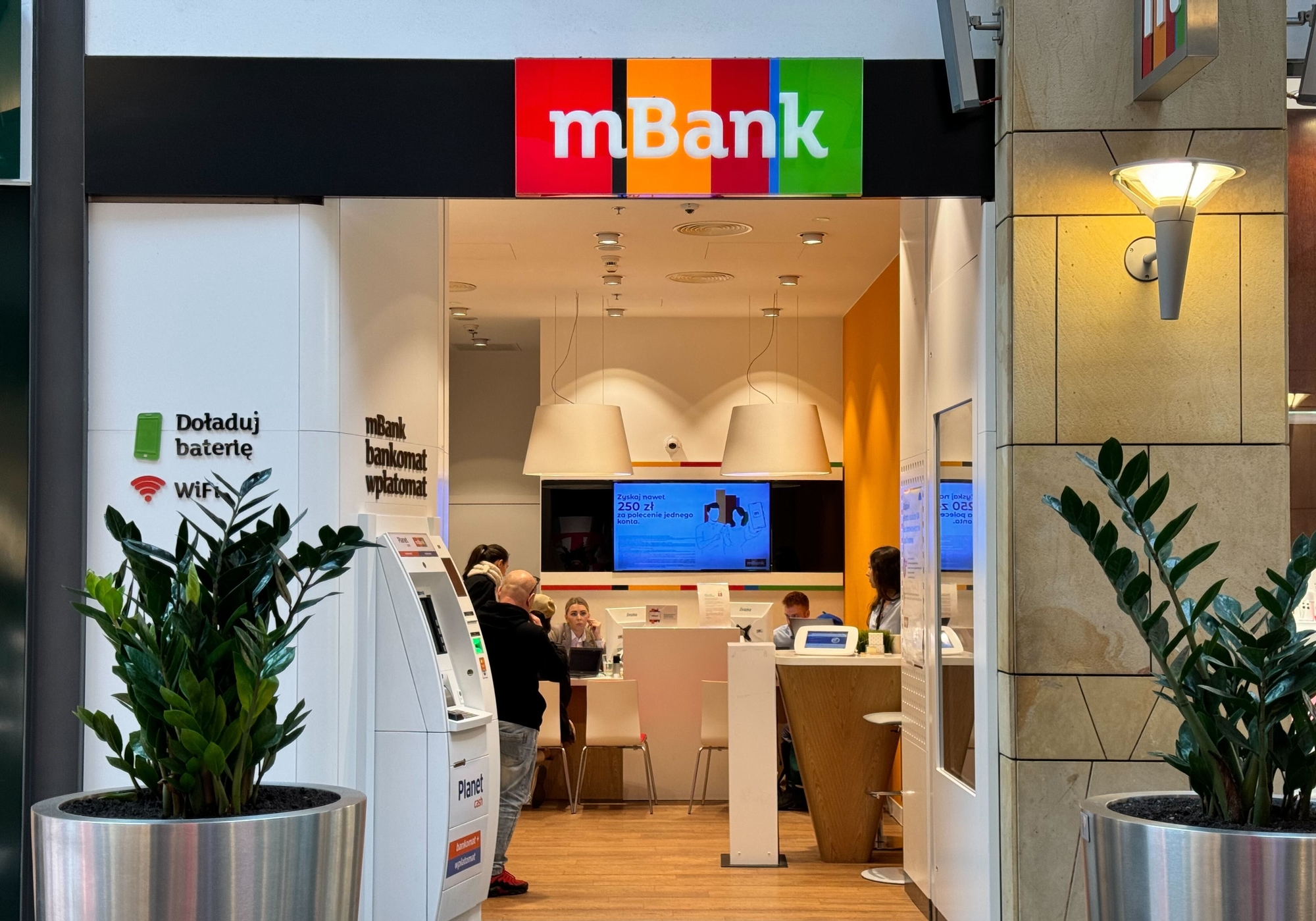 Płatności zbliżeniowe nowymi sposobami w mBanku