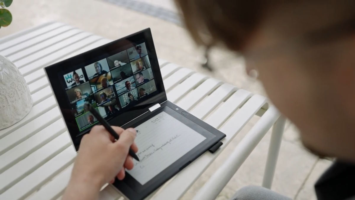 OKPad to wyjątkowy tablet. Ma aż dwa ekrany, ale to nie wszystko
