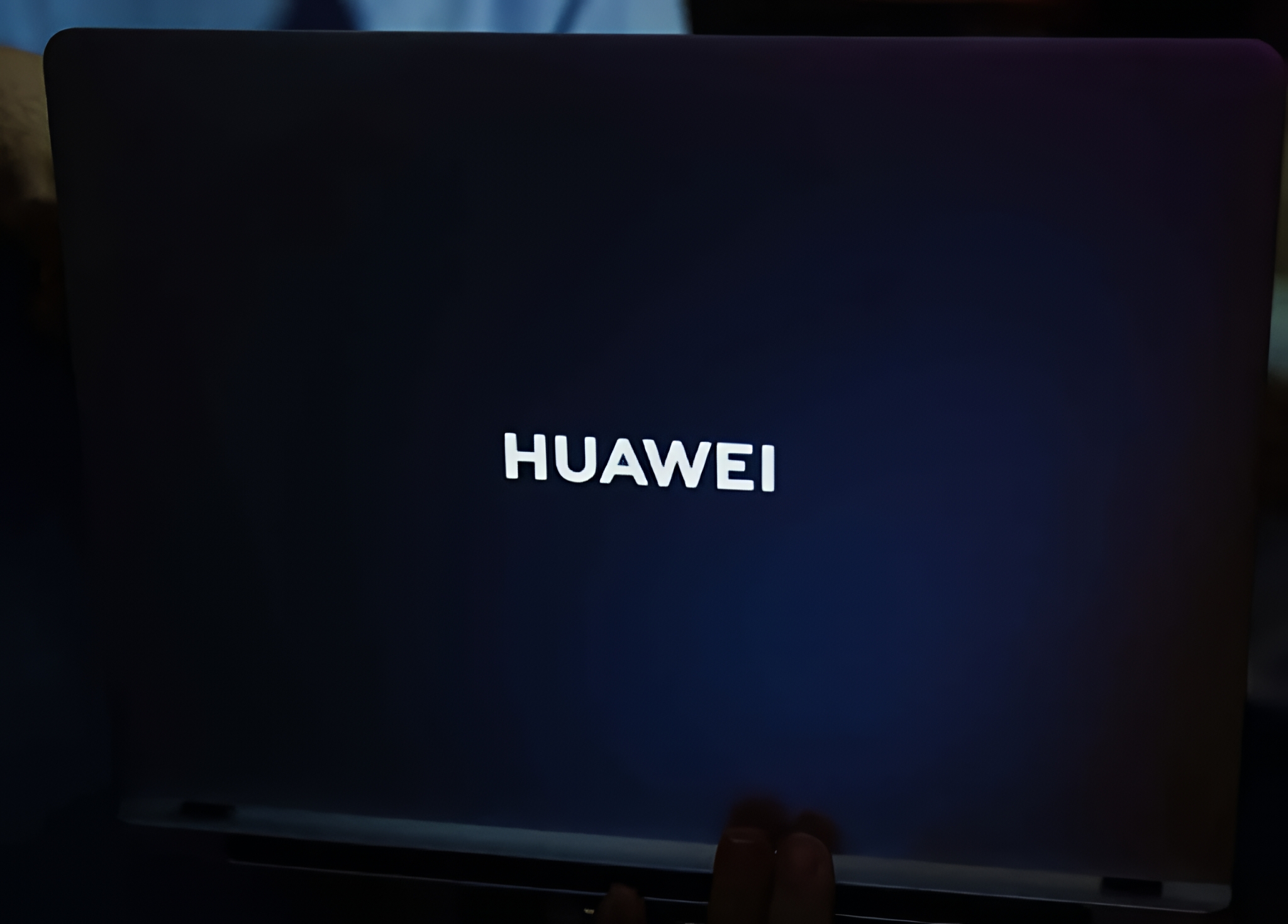 Huawei MateBook GT - podświetlane logo