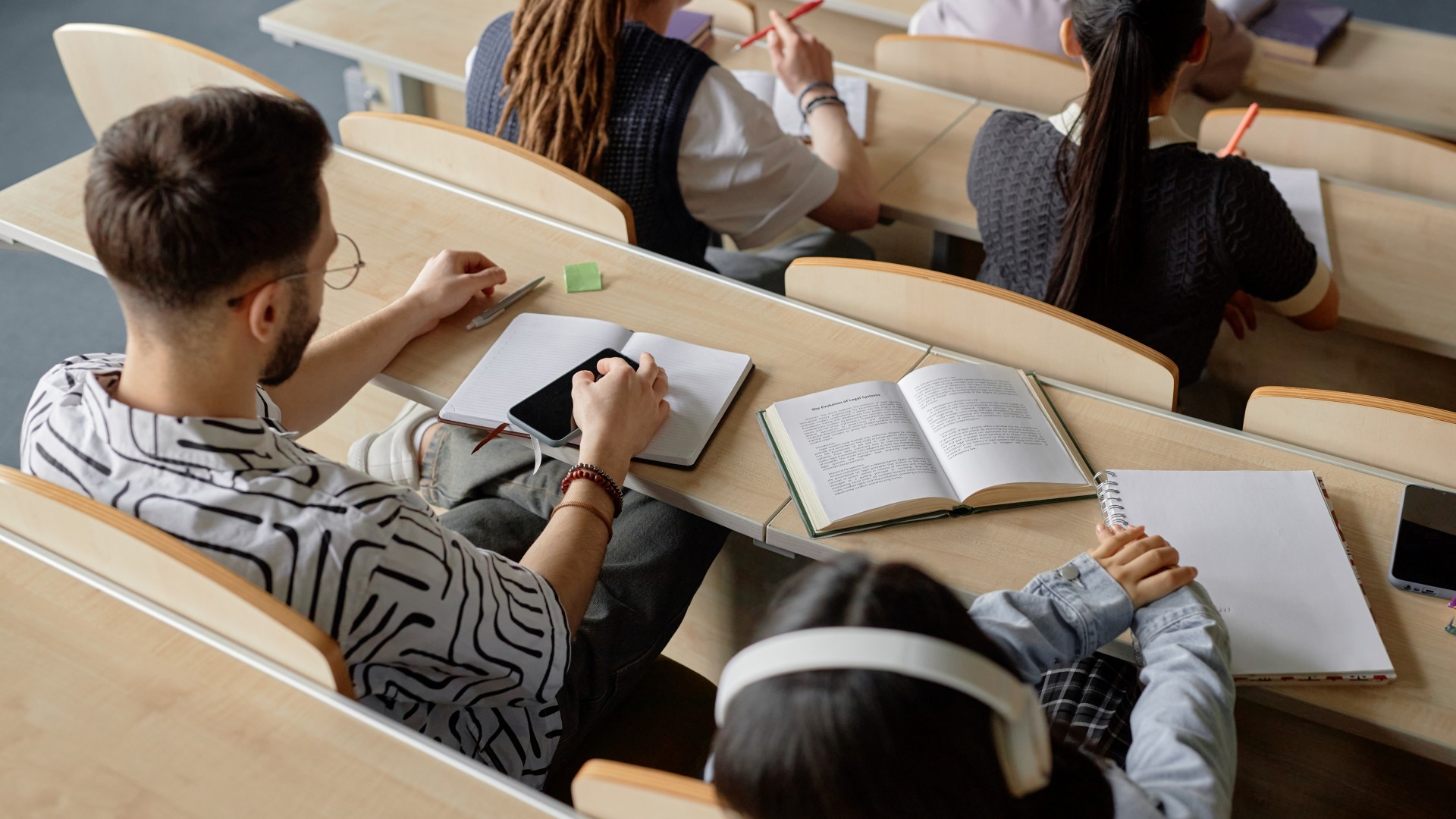 ¿Desaparecerán los teléfonos de las escuelas y universidades? Resultados de investigación controvertidos