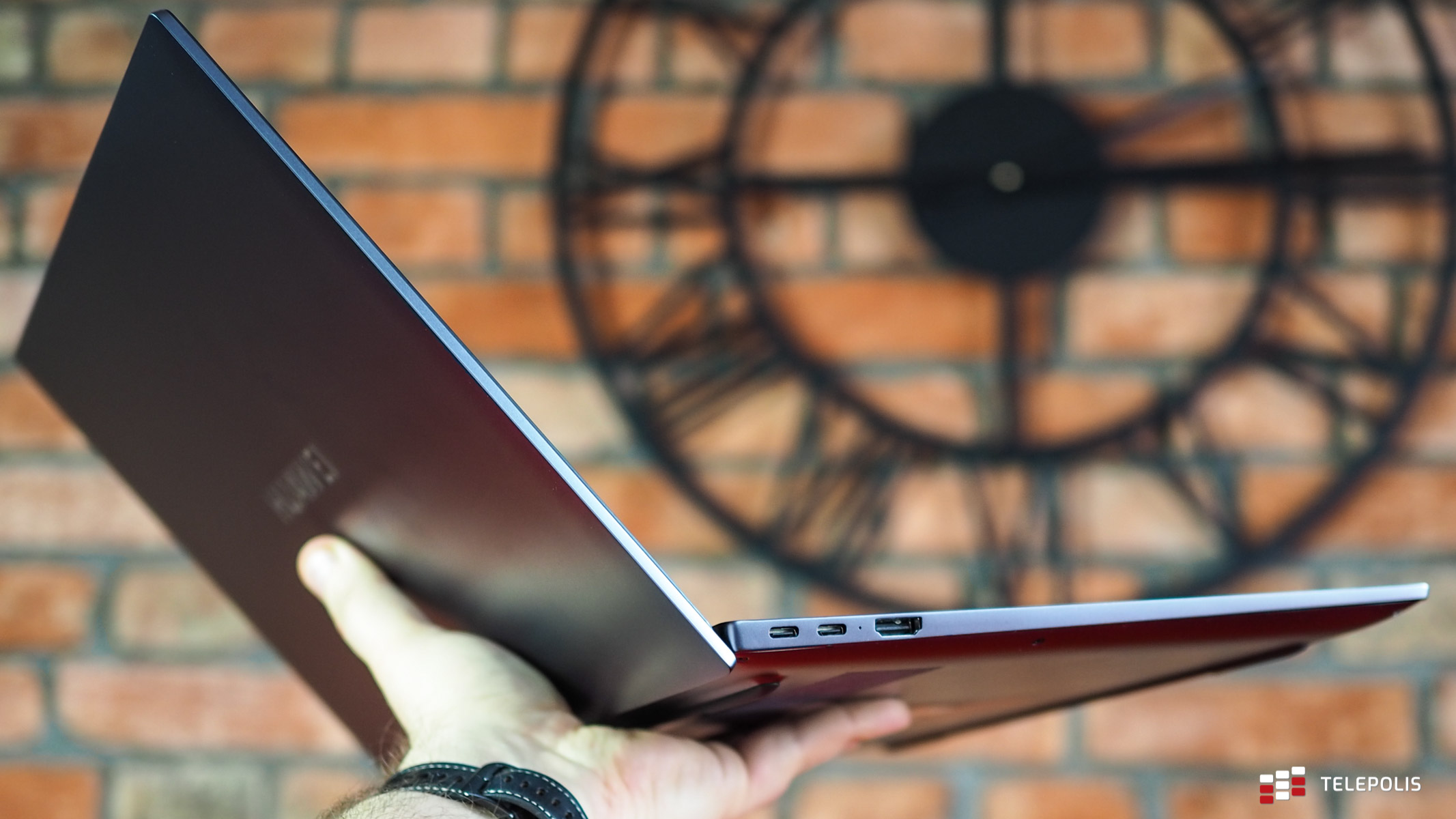 Huawei MateBook D 16 w ręce