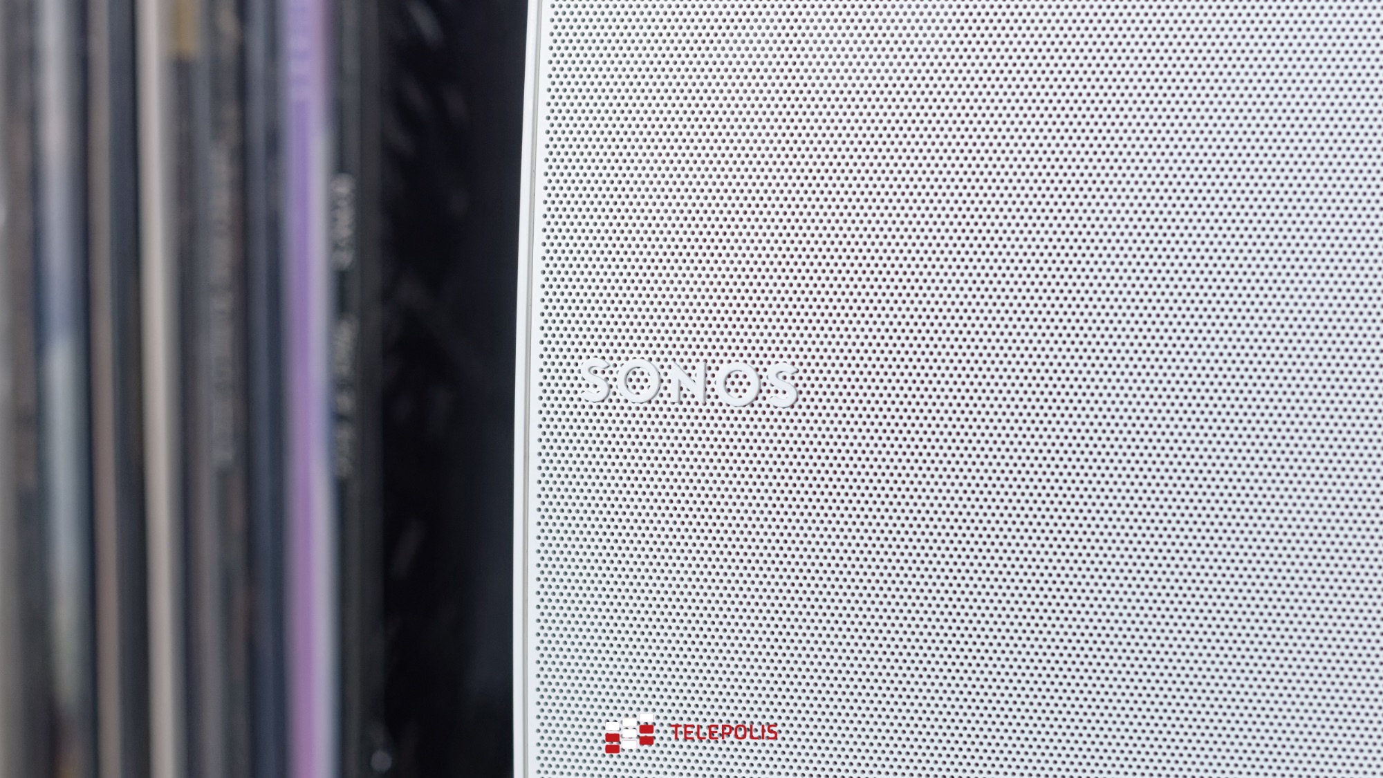 Sonos Five biały zbliżenie na logo Sonos