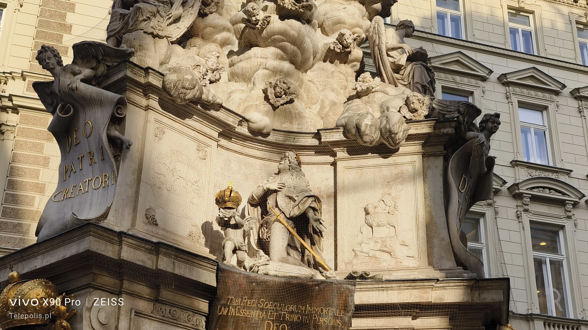 zdjęcie pomnika jednego z Habsburgów w trybie automatycznym