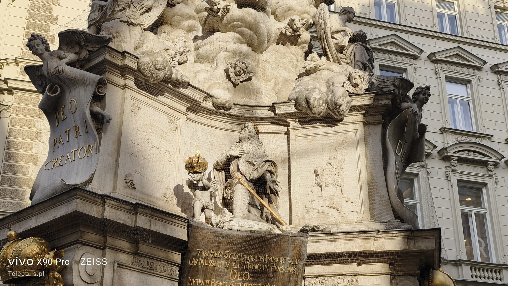zdjęcie pomnika jednego z Habsburgów w trybie Kolory Zeiss